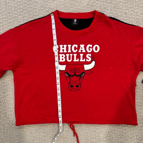 Chicago Bulls Crop Sweatshirt - Picture 4 of 7